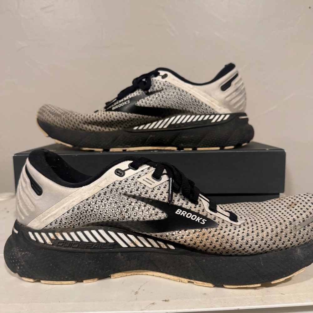 Brooks Adrenaline GTS 22 Mens 10.5 White Black Fair Running Shoes 1103661D135